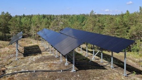Aurinkopaneelit Solbackassa (Kuva: Karjaan Puhelin)